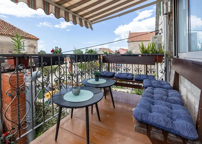 Rebecca Πανσιόν Μακάρσκα