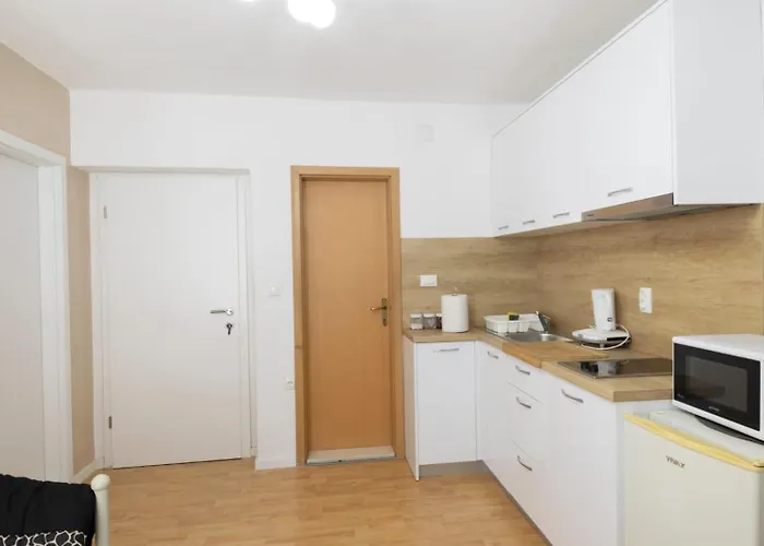 Rebecca Πανσιόν Μακάρσκα