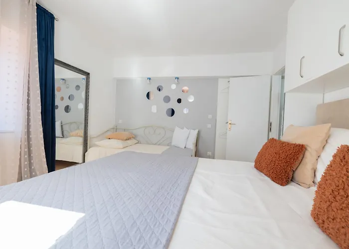 Rebecca Πανσιόν Μακάρσκα